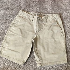 Gap Bermuda women’s khaki shorts size 6